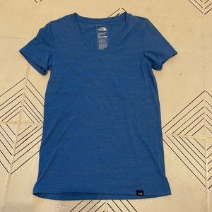 The North Face athletic v neck short sleeve tee size sm blue